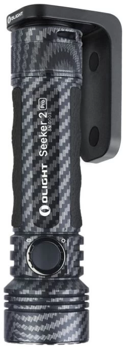 Olight Seeker 2 Pro Carbone Fiber Limited Edition + L-Dock Carbon Fiber -Cmping En Plein Air olight seeker 2 pro carbon fiber limited edition l dock carbon fiber 6